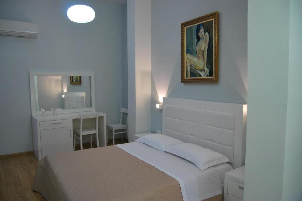 Hotel & Restaurant White