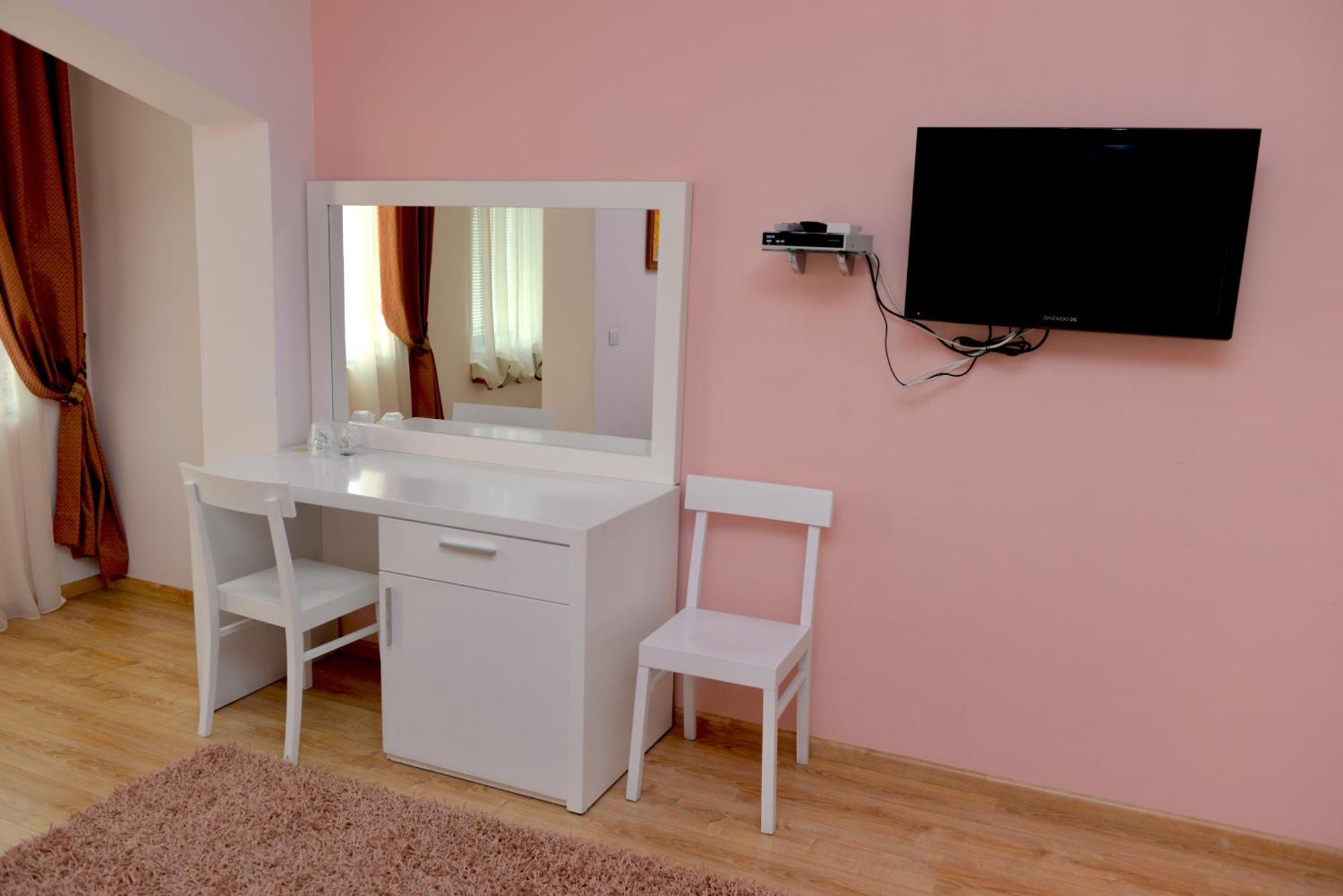 & Restaurant White 3* Berat