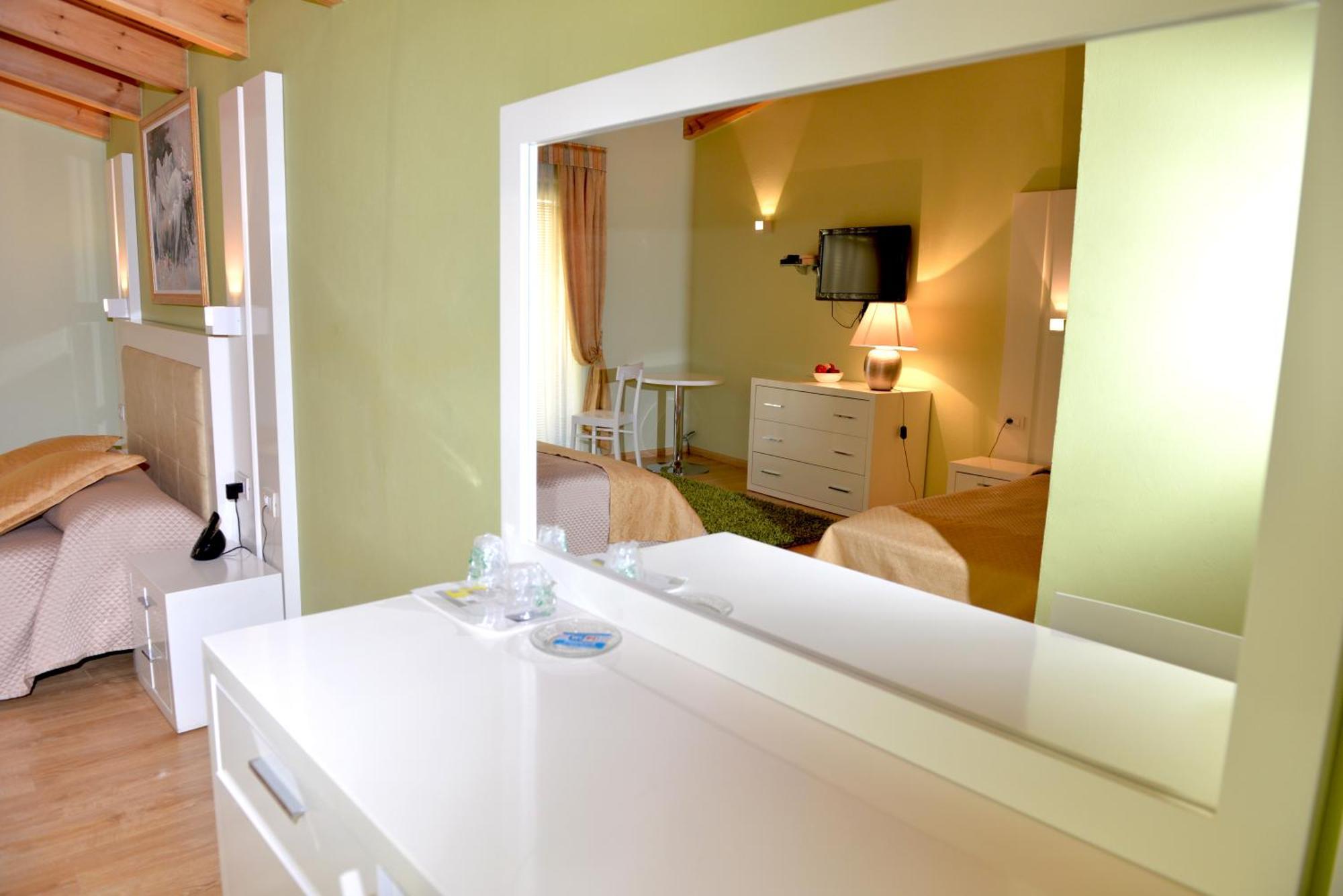 Hotel & Restaurant White